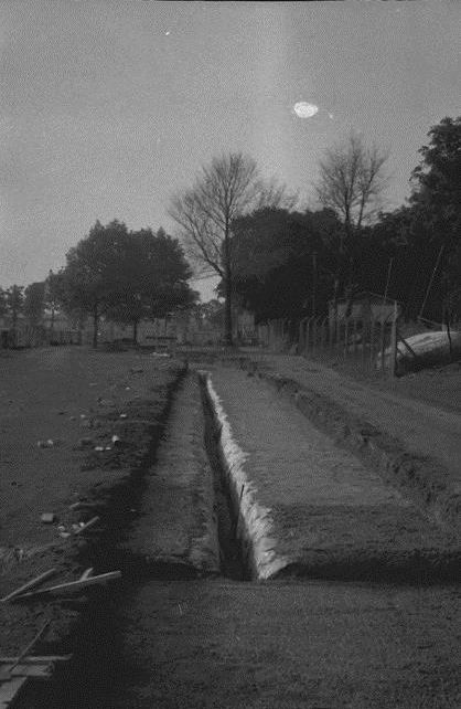 Barn_Elms_river_defence_wall